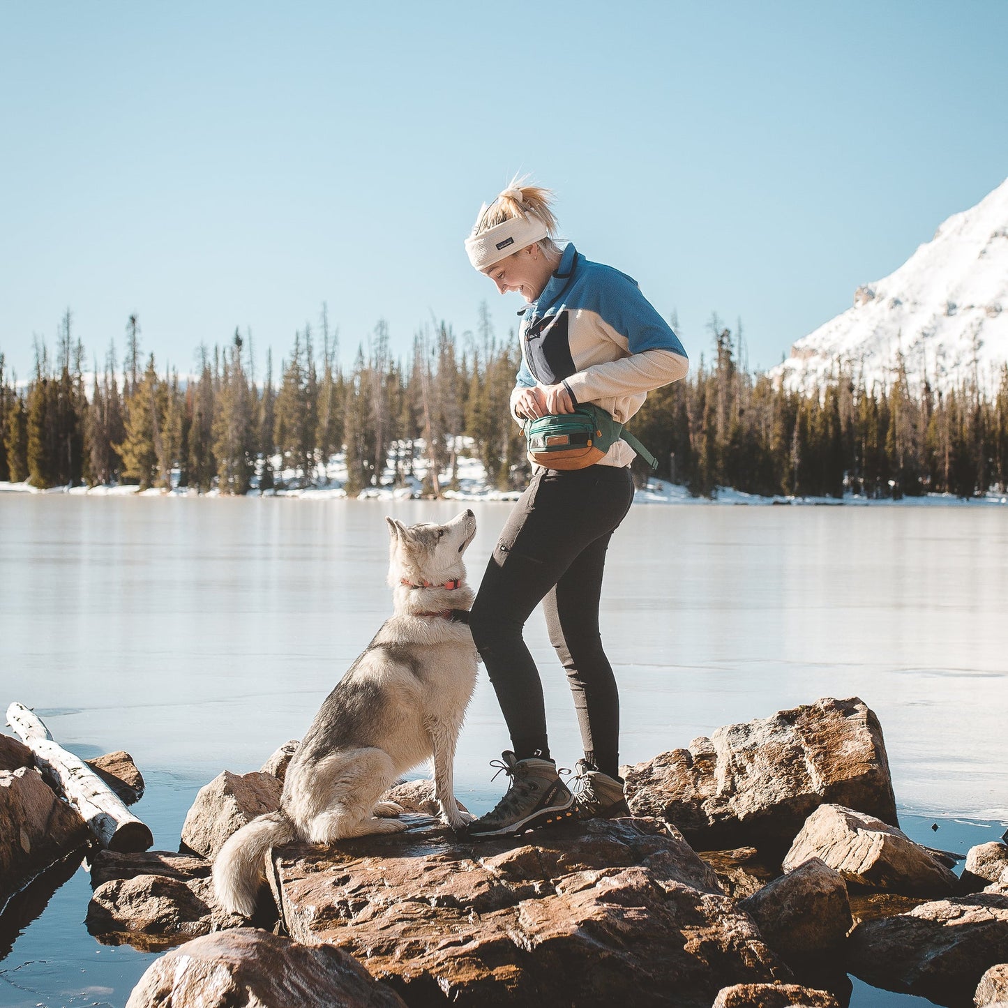 Husky och tjej i bergen, Wilderdogs Utility Pack i evergreen.
