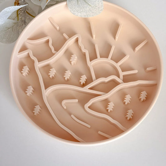 Slowfeeder för hund med motiv av berg 