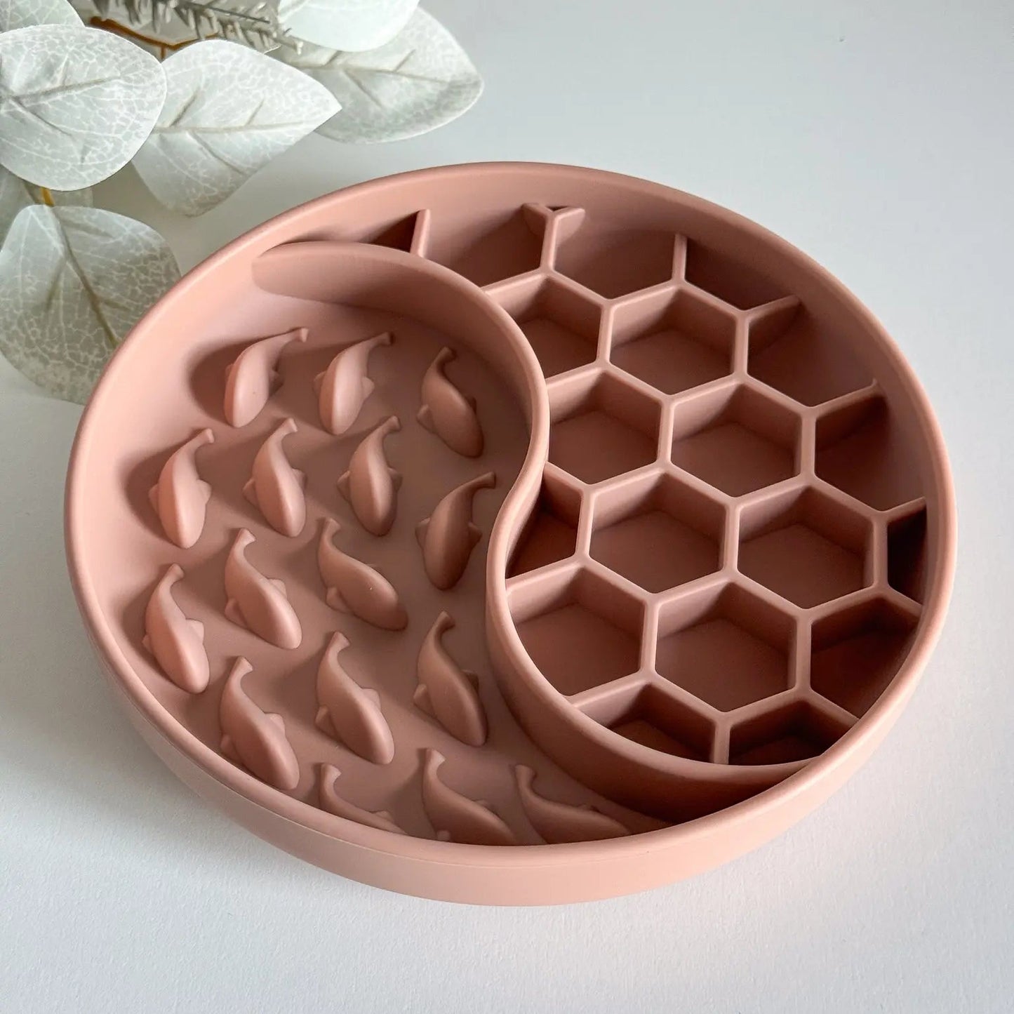 Slowfeeder för hund i färgen cappuccino.