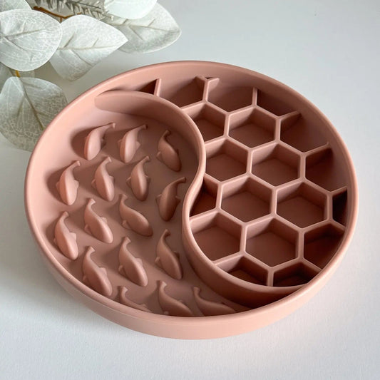 Slowfeeder för hund i färgen cappuccino.